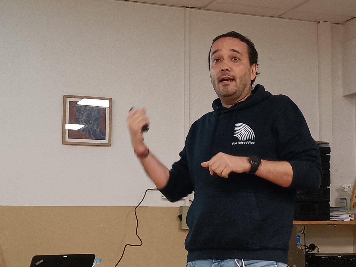 EETelecoVigo's tweet photo. O 23 e 24 de abril, os docentes de #TelecoVigo e investigadores de @atlanTTic_uvigo Fernando Pérez e @kike_uvigo impartiron as charlas 'Detectives de imaxes: a ciencia forense de imaxes dixitais' e 'Seguridade en dispositivos móbiles' no IES de Sar de Santiago.
#beTelecoVigo https://t.co/Kn7FoeTg76