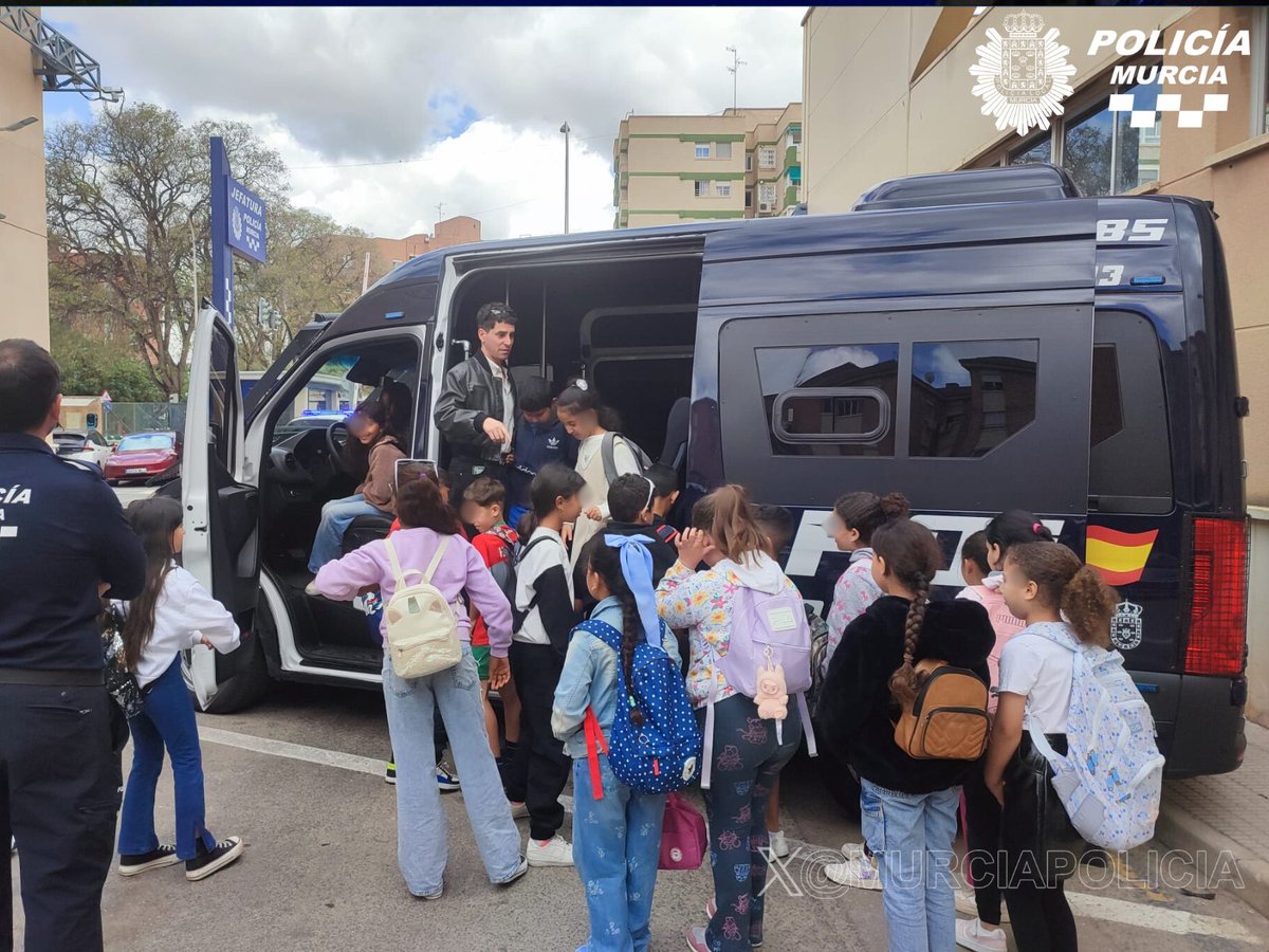 MurciaPolicia's tweet photo. Hoy fue un placer recibir a los alumnos del CEIP Profesor Enrique Tierno de #Lobosillo en nuestras dependencias.
Pudieron conocer de cerca nuestro lugar de trabajo y las labores que realizamos cada día.
¡Gracias por la visita! 👮👮🏻♀️🏫 https://t.co/81W2tBxhpK