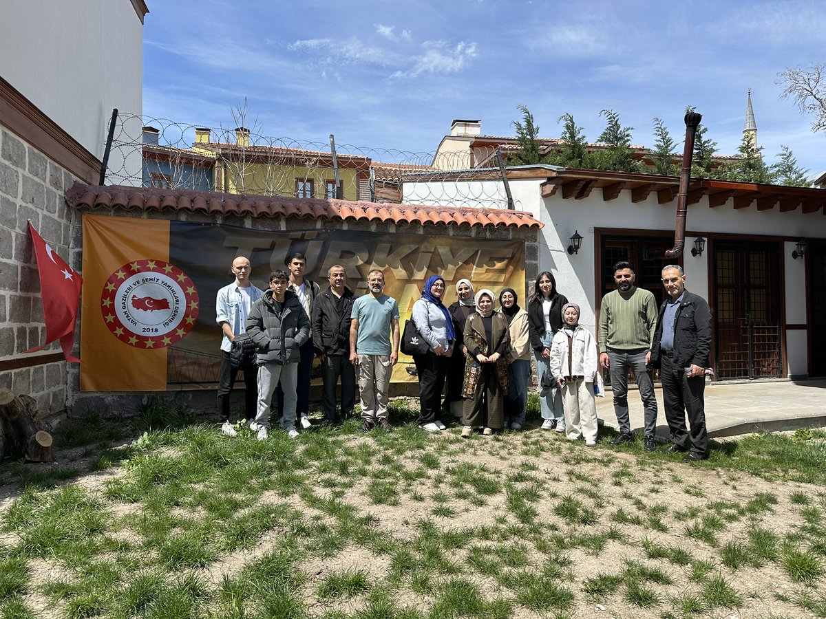 Vatan Gazileri ve Şehit Yakınları Derneği (@vatangazisehitd) on Twitter photo Bugün derneğimizi Hüseyin Gazi imamhatip lisesi öğrencilerimiz ziyaret ettiler.
Bu vesile ile öğrencilerimize #fetö terör örgütünün ülkemize,Milletimize ve devletimize yaptığı hainlikleri anlattık.
#geleceğimizgençlerimiz
#15temmuzuunutmaunutturma🇹🇷🇹🇷
<a href="/RTErdogan/">Recep Tayyip Erdoğan</a>
<a href="/hasandogan/">Hasan Doğan</a> Bugün derneğimizi Hüseyin Gazi imamhatip lisesi öğrencilerimiz ziyaret ettiler.
Bu vesile ile öğrencilerimize #fetö terör örgütünün ülkemize,Milletimize ve devletimize yaptığı hainlikleri anlattık.
#geleceğimizgençlerimiz
#15temmuzuunutmaunutturma🇹🇷🇹🇷
<a href="/RTErdogan/">Recep Tayyip Erdoğan</a>
<a href="/hasandogan/">Hasan Doğan</a>
