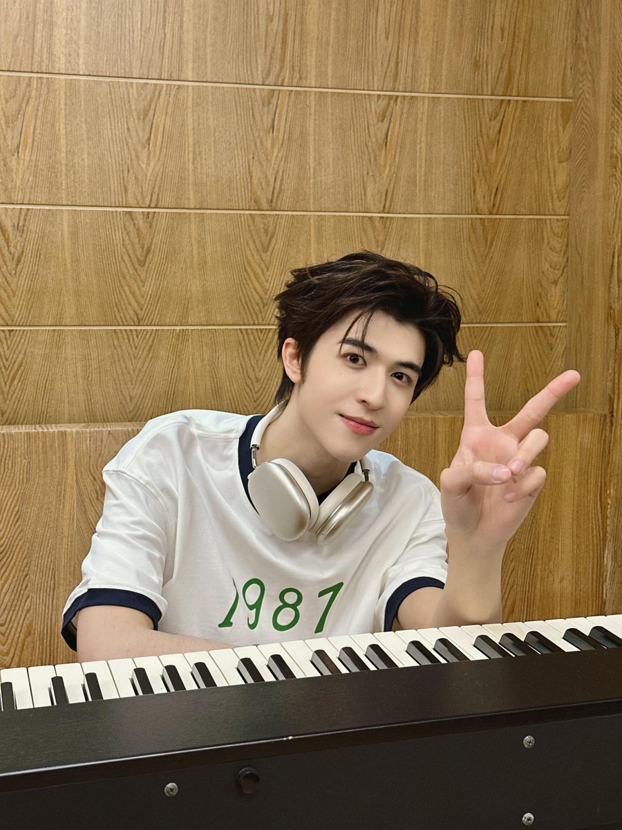 patrick_thfc's tweet photo. 250429 | Patrick's XHS Update

ʚ🐰ɞ

chill moment🎧

@patrick_pppat
#แพทริค #PatrickFinkler #尹浩宇 
#YinHaoyu #แพทริคณัฐวรรธ์ https://t.co/0MQXZuPdV3