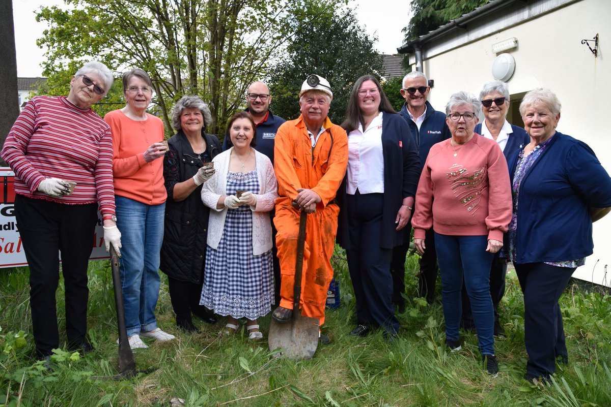 TSA_Wales's tweet image. Ymunodd y cyn-löwr Jon Leach â'r Leftenant Faye-Louise Brophy (dde) a'r contractwr Matthew Davies (chwith) gyda phobl leol, i dorri tir newydd mewn gardd gymunedol a man awyr agored yn #Maesteg. Roedd y seremoni'n cynnwys rhaw gan @SWMinersMuseum.