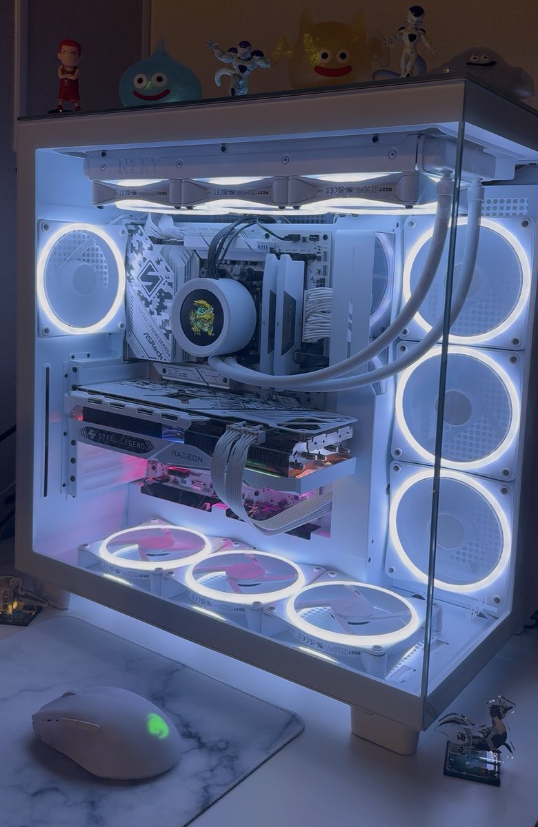 Freeza_cod's tweet photo. #絶対自慢したい相棒PCビギナー

とことん白にこだわってパーツを揃えました！モンスターハンターワイルズに合わせてCPUを7800X3DにしたのとCPUクーラーにジンオウガのgifをアクセントにしました。

完全に初めてでしたがYouTubeなどを参考に頑張りました👍 https://t.co/n5fgxj99me
