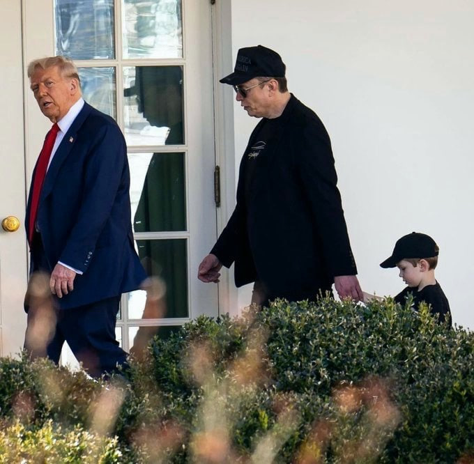 If you're NOT a Democrat, please say hi.👋🏻 

You'll thank me later.