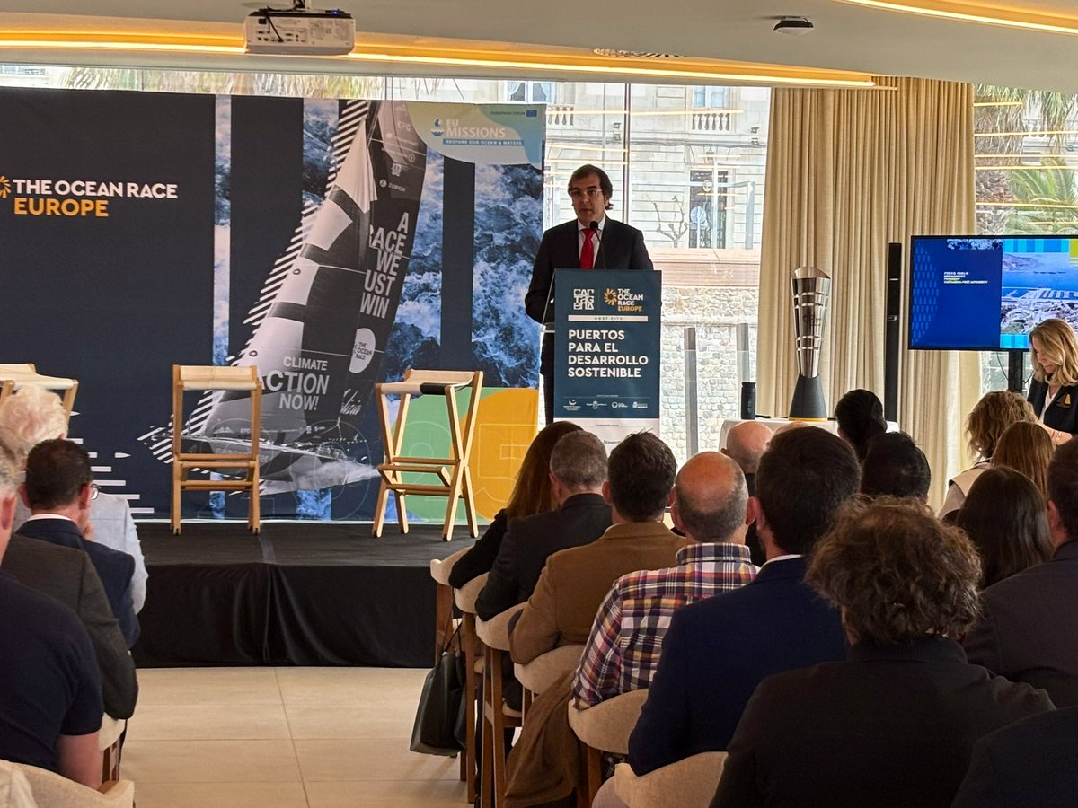 PuertodeCtg's tweet image. La flota deportiva de la #OceanRaceEurope2025 escalará en el #PuertodeCartagena, en una de las dársenas más sostenibles del Mediterráneo.

El presidente de la  #APC, @pedropablohh, y el director, José María Gómez, participan en la jornada “Puertos para el desarrollo sostenible”.