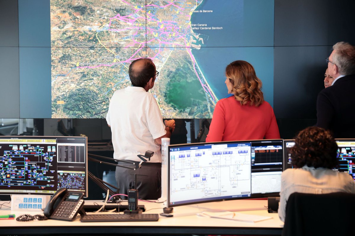 AjuntamentVLC's tweet image. 🚰 L'abastiment d'aigua potable està garantit a #València i #AMV

Ho ha assegurat l'alcaldessa durant la visita a @Emivasa_oficial, on només s'han registrat 12 avaries d'abonats, ja resoltes o en reparació

La planta de La Presa va mobilitzar 100 persones i els equips electrògens