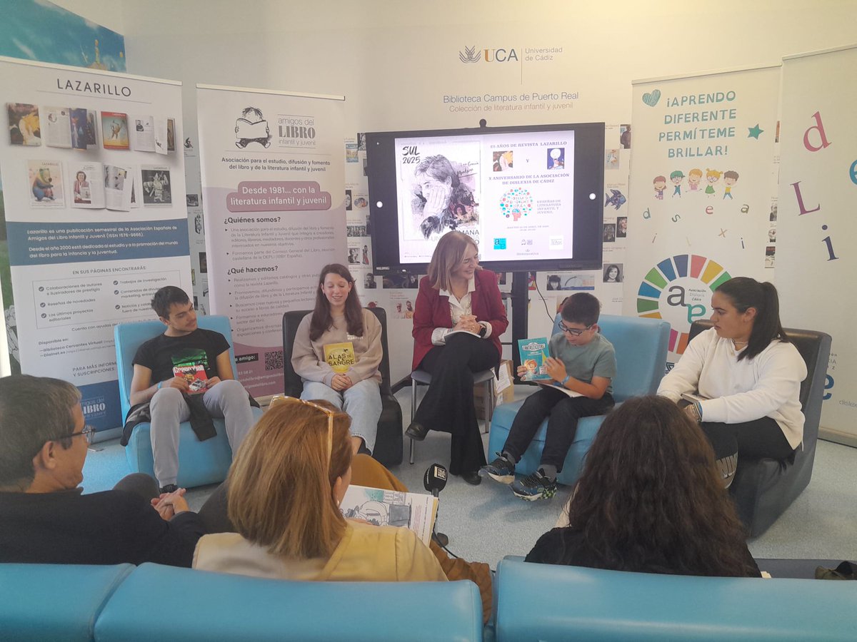 Asociación Amigos del Libro Infantil y Juvenil (@amigosdelibro) on Twitter photo Hace unos días estuvimos en la Semana Universitaria del Libro, junto <a href="/TelosHum748UCA/">Télos PAIDI-HUM 748 UCA</a>
y <a href="/dislexiacadiz/">A. Dislexia Cádiz</a>, celebrando los 25 años de nuestra revista Lazarillo. He aquí algunas imágenes de esta celebración. Más información de la revista en amigosdellibro.com/revistalazaril… Hace unos días estuvimos en la Semana Universitaria del Libro, junto <a href="/TelosHum748UCA/">Télos PAIDI-HUM 748 UCA</a>
y <a href="/dislexiacadiz/">A. Dislexia Cádiz</a>, celebrando los 25 años de nuestra revista Lazarillo. He aquí algunas imágenes de esta celebración. Más información de la revista en amigosdellibro.com/revistalazaril…