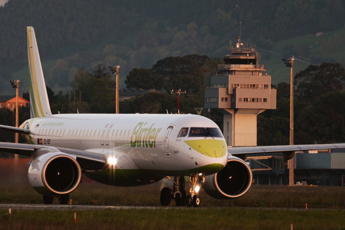 El rato de ayer sacando fotos al Embraer de <a href="/BinterCanarias/">Binter</a> junto a <a href="/tdah50/">DaniTSpotter</a> 😊😊