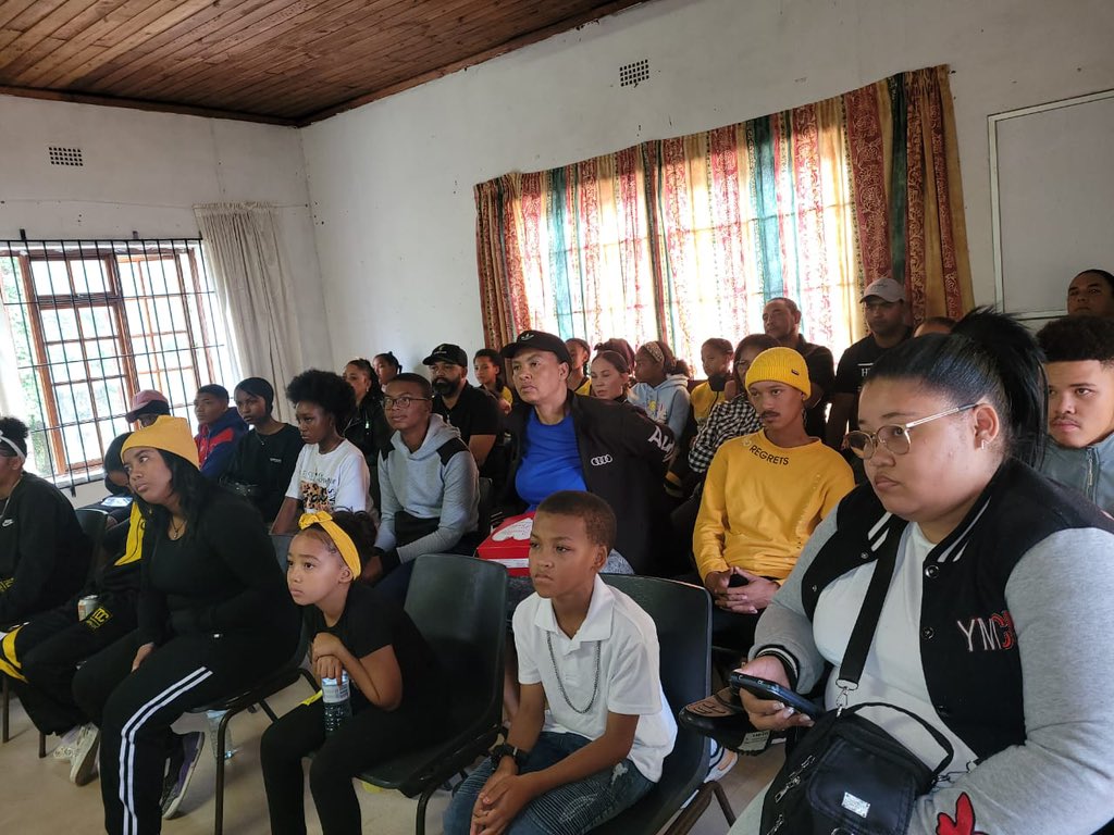 musicexchange's tweet image. Beautiful workshop in #MAMRE  on Monday - press radio biog cv etc and how to market your shows - ran from 10am till 2pm @WCGovCas @guy_redman2 @amagroove @LesleyWells61 @MoreiraProject #effectchange @JazzathonSA @MartinMyers