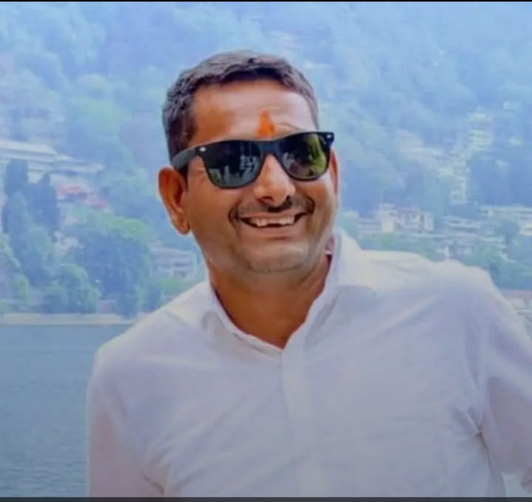 VijayOj31875820's tweet photo. संपत भइया का स्नेह, सरलता और मुस्कुराता चेहरा हमेशा हमारी यादों में जीवित रहेगा। यह क्षति हमारे लिए अपूरणीय एवम अत्यंत दुखद है।
ईश्वर से प्रार्थना है कि दिवंगत आत्मा को अपने श्रीचरणों में स्थान दें और परिवार को इस असहनीय दुःख को सहन करने की शक्ति प्रदान करें।

ॐ शांति। https://t.co/QGxj90S3nX