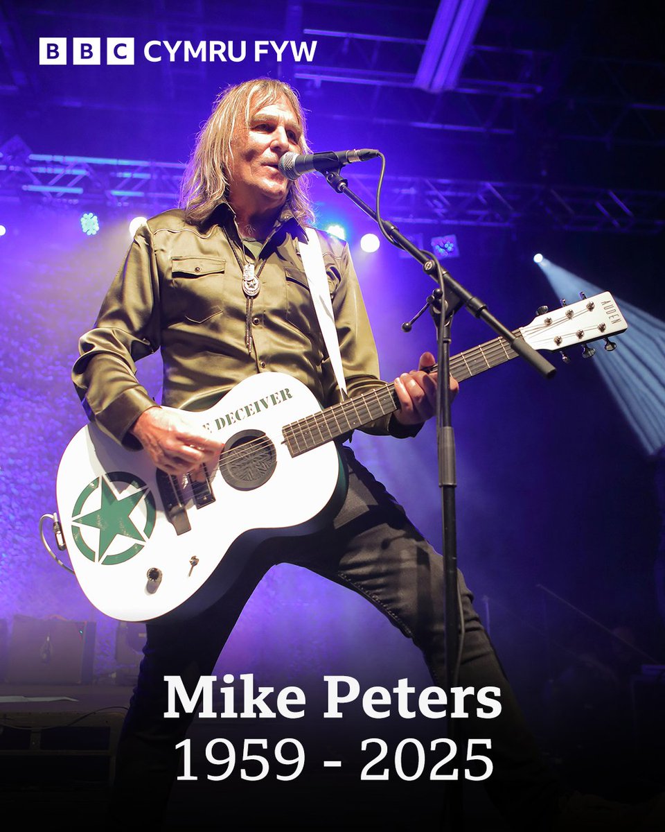 BBCCymruFyw's tweet image. Y canwr Mike Peters - prif leisydd The Alarm - wedi marw yn 66 oed ar ôl brwydr 30 mlynedd â chanser 

bbc.co.uk/cymrufyw/erthy… 

📸 The Alarm