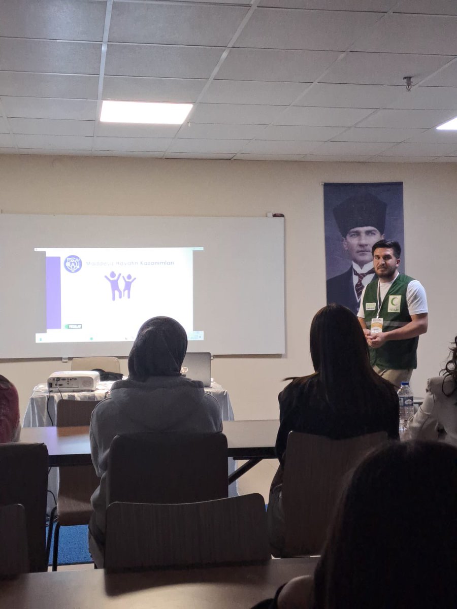 📍Mehmed Emin Tokadi Kız 
Yurt Müdürlüğümüzde yesilaydan  gelen gorevliler tarafından   "Bağımlılıkla Mücadele Farkındalık Eğitimi"konferansı verilmiştir.