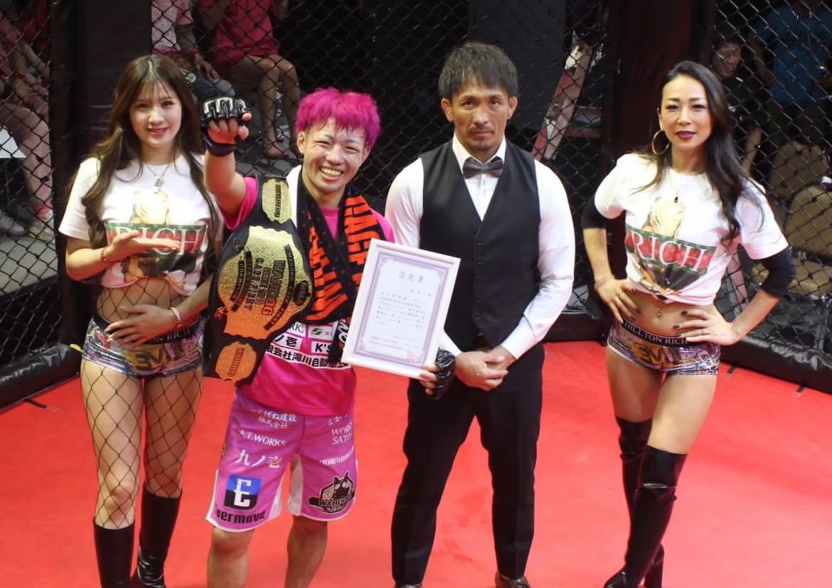 GOAL_MMA's tweet photo. 今村さんの表情が硬い!😂
これから防衛していく度に
どんどん笑顔になって貰えたら嬉しいです笑
#WCF
#WARDOG
#ストロー級
#チャンピオン
#第3代WARDOGストロー級王者👑
#Evermove
#シンガーソングファイター
#豪瑠 https://t.co/2kw39NCrpq