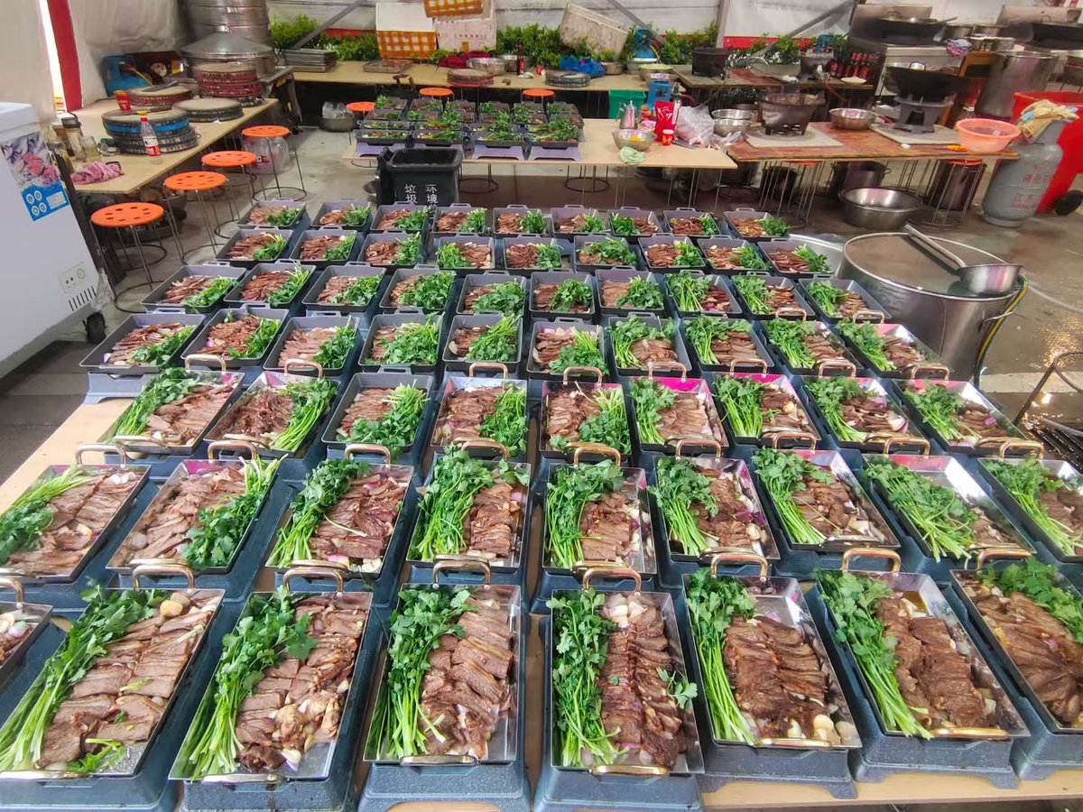 bluceqian9's tweet photo. 老孫說他就喜歡吃這種農村大席,海參、鮑魚、燕窩,隨便吃,想吃多少吃多少,可惜“吃一頓管不了一世”,他也懂,可是每次吃席還是吃到撐著回來,這老傢伙喲!#trepang #Chinesefood #beef #lobster https://t.co/f9RVdafWfm