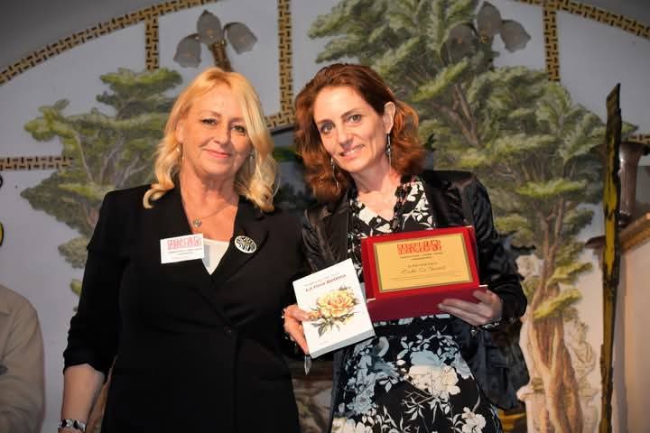 #Roma. 9 marzo 2025.
Concorso "Raccontami in 25 parole". Premio per la sezione "Il più poetico". 1ª classificata.
Con Maggie van der Toorn, scrittrice pluripremiata e organizzatrice instancabile di iniziative culturali.
#raccontamiin25parole #poetryaward #premiopoesia
#poesia