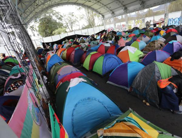 #Atención🚨| ¡GRAVÍSIMO lo que pasa en la Universidad Nacional! Más de 10,000 indígenas se tomaron el campus, secuestrando 9 edificios. ¡30,000 estudiantes sin clases! 

¿Quién permite este caos? ¡Exijo que dejen estudiar a los jóvenes! 🏫