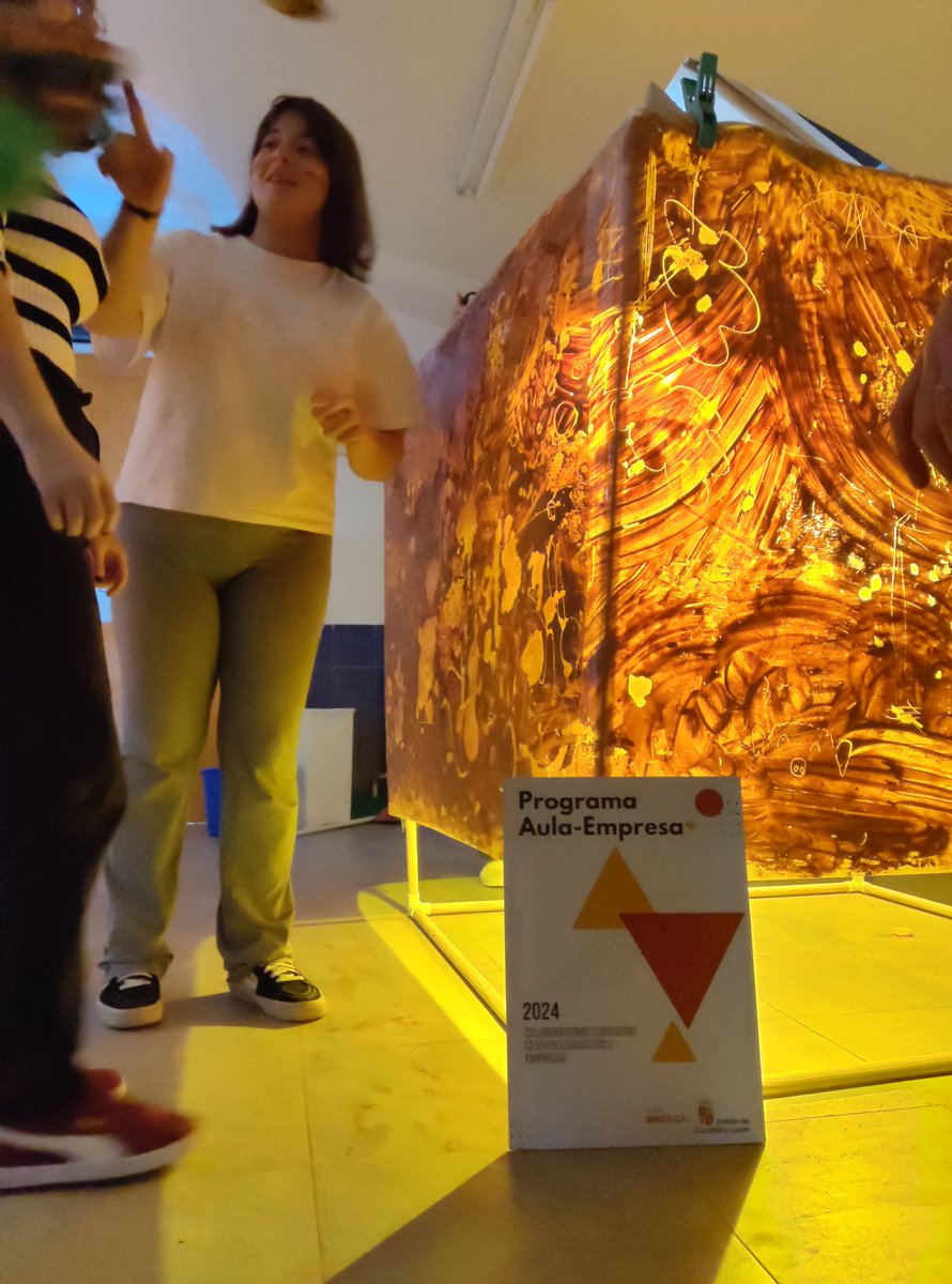 iesfrojas's tweet photo. Deslumbrante, oportunidad, reflejos, sombras... Conceptos sobre los que reflexionar con el grupo de Grado Superior de Educación Infantil de la mañana en la formación de INSTALACIONES CON LUZ, impartida por Escuela Katiuskas #AulaEmpresa+CyL @iesfrojas https://t.co/KJ5wXYxvdP