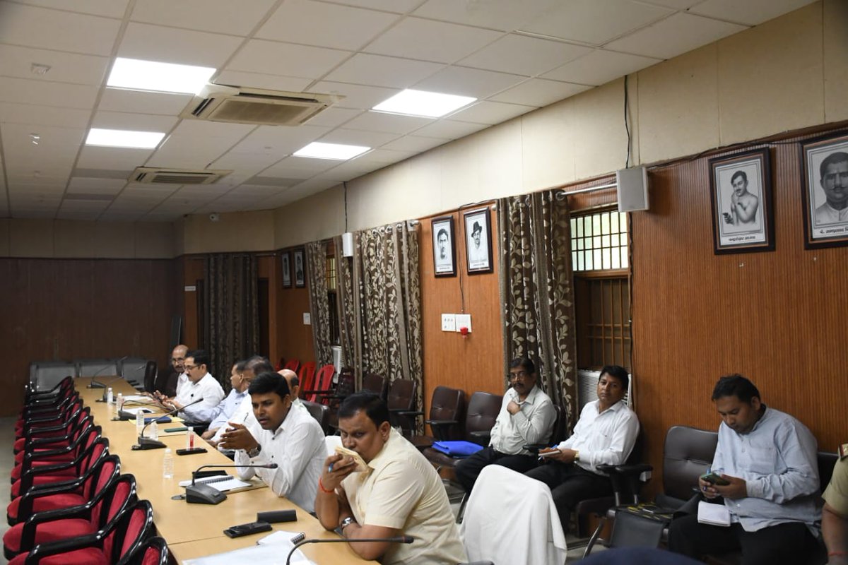 dmsid1's tweet photo. मण्डलायुक्त बस्ती मण्डल बस्ती श्री अखिलेश सिंह द्वारा कानून व्यवस्था की मण्डलीय समीक्षा बैठक कर आवश्यक निर्देश दिया गया। @CMOfficeUP @UPGovt @InfoDeptUP https://t.co/sH7ALjxnb4