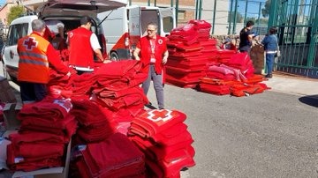Un agraïment també a la <a href="/CreuRojaCAT/">Creu Roja Catalunya</a> per la seva col·laboració en l'acollida de ciutadans a diferents punts de Catalunya i a <a href="/PCMontblanc/">P.C Montblanc. 🟧 🟧 🟧 🟧</a> pel dispositiu d'acollida dels passatgers del tren a l'Albi