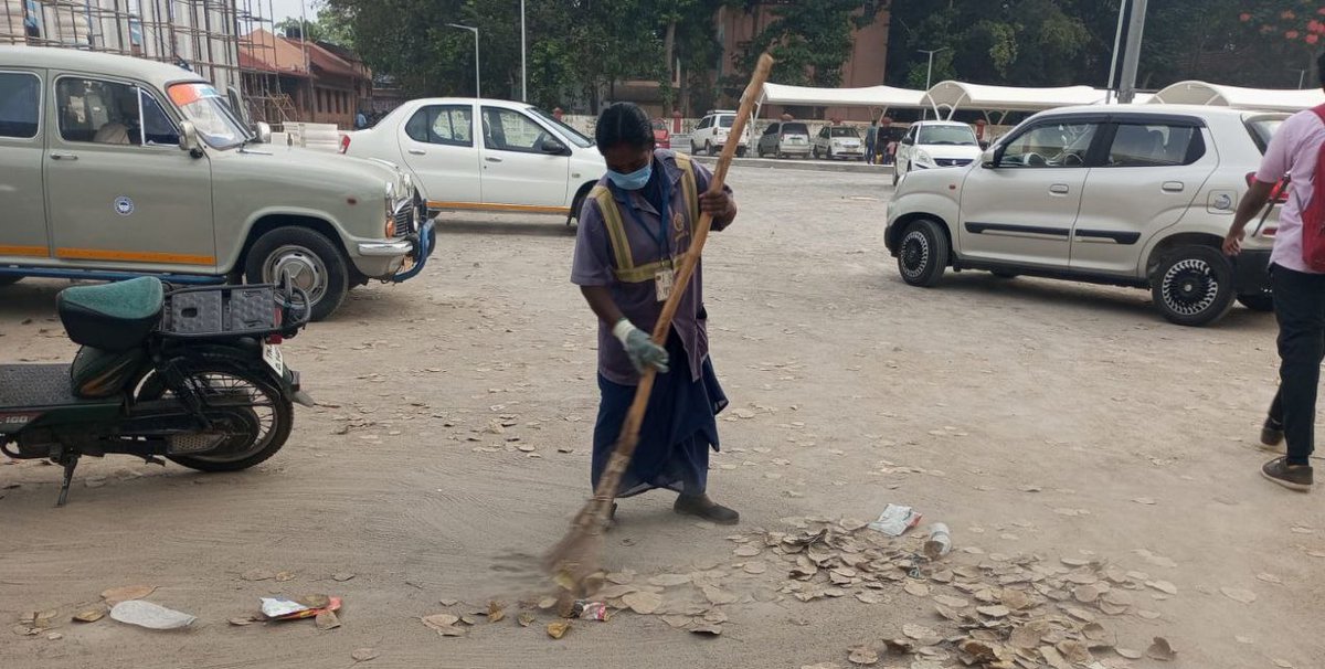 DRMTPJ's tweet image. Intensive cleaning activities were undertaken at #Mayiladuthurai Railway Station, #TiruchchirappalliDivision
Focusing on maintaining hygiene &amp;amp; ensuring a pleasant environment for passengers.
All areas including platforms, waiting halls &amp;amp; circulating zones were thoroughly cleaned