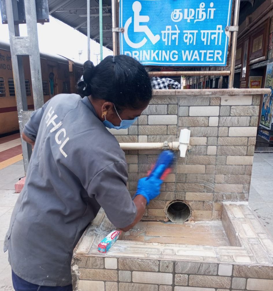 DRMTPJ's tweet image. Intensive cleaning activities were undertaken at #Mayiladuthurai Railway Station, #TiruchchirappalliDivision
Focusing on maintaining hygiene &amp;amp; ensuring a pleasant environment for passengers.
All areas including platforms, waiting halls &amp;amp; circulating zones were thoroughly cleaned