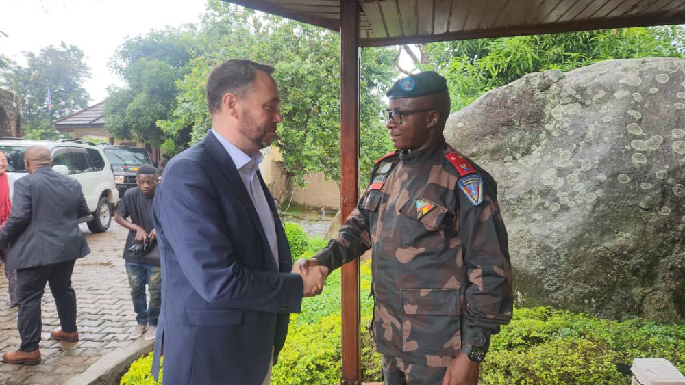 Gouvernorat|Nord-Kivu🇨🇩 (@gouvnordkivu) on Twitter photo RDC : Le Vice-premier Ministre belge des Affaires étrangères, <a href="/prevotmaxime/">Maxime PREVOT</a> Maxime Prévôt, est arrivé à Beni ce mardi 29 avril 2025. Il a été accueilli par le Gouverneur de Province Gen-Maj. Somo Kakule Evariste à Beni. RDC : Le Vice-premier Ministre belge des Affaires étrangères, <a href="/prevotmaxime/">Maxime PREVOT</a> Maxime Prévôt, est arrivé à Beni ce mardi 29 avril 2025. Il a été accueilli par le Gouverneur de Province Gen-Maj. Somo Kakule Evariste à Beni.