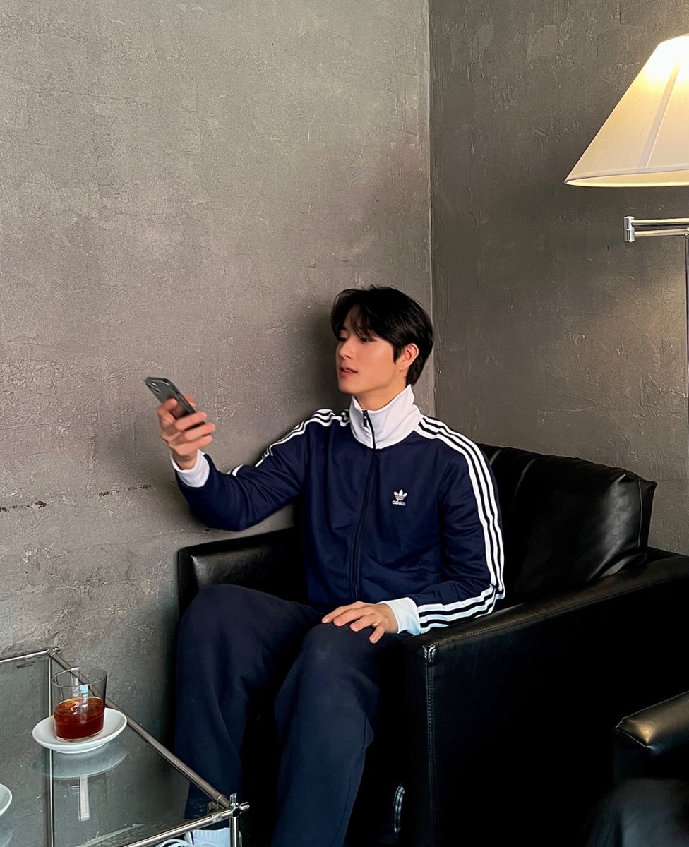 ATBO_members's tweet photo. 사진작가 필요한 사람~~~?📸
#정승환 #スンファン　　  #jeongseunghwan #ATBO #사진 #사진작가 https://t.co/1CmOdkRYLC