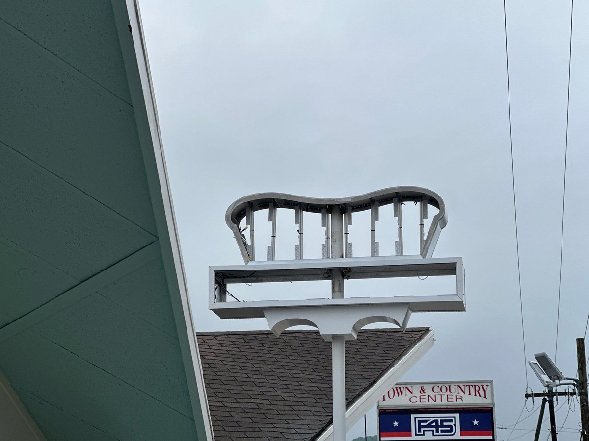 DirtGorillaz's tweet image. 🥗 New sign install for Build-A-Salad! The Dirt Gorillaz team set up this vibrant, eye-catching sign to make the spot stand out. Check out more of our projects at dirtgorillaz.com! 📷 #SignInstall #BuildASalad@DirtGorillaz