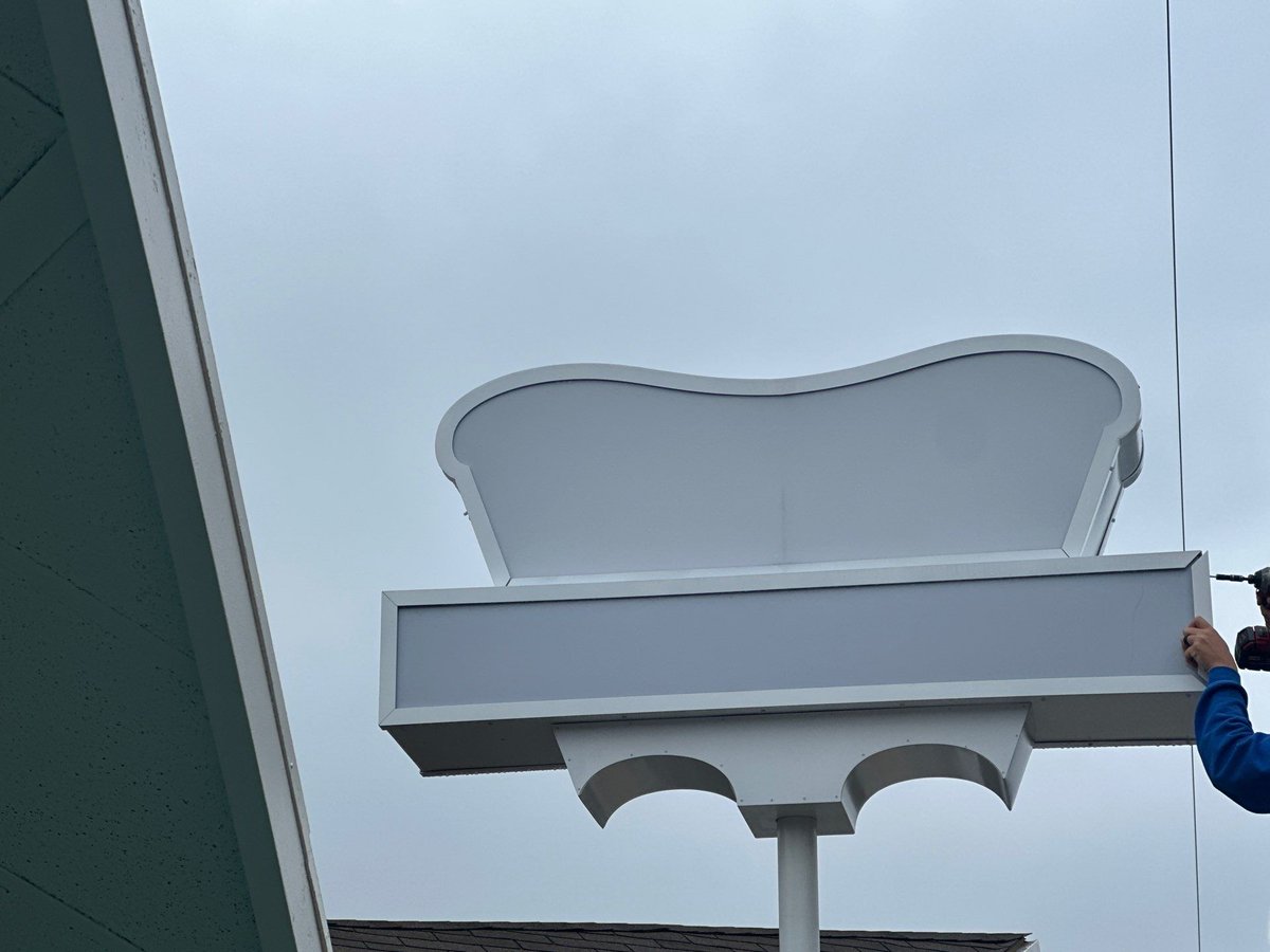 DirtGorillaz's tweet image. 🥗 New sign install for Build-A-Salad! The Dirt Gorillaz team set up this vibrant, eye-catching sign to make the spot stand out. Check out more of our projects at dirtgorillaz.com! 📷 #SignInstall #BuildASalad@DirtGorillaz