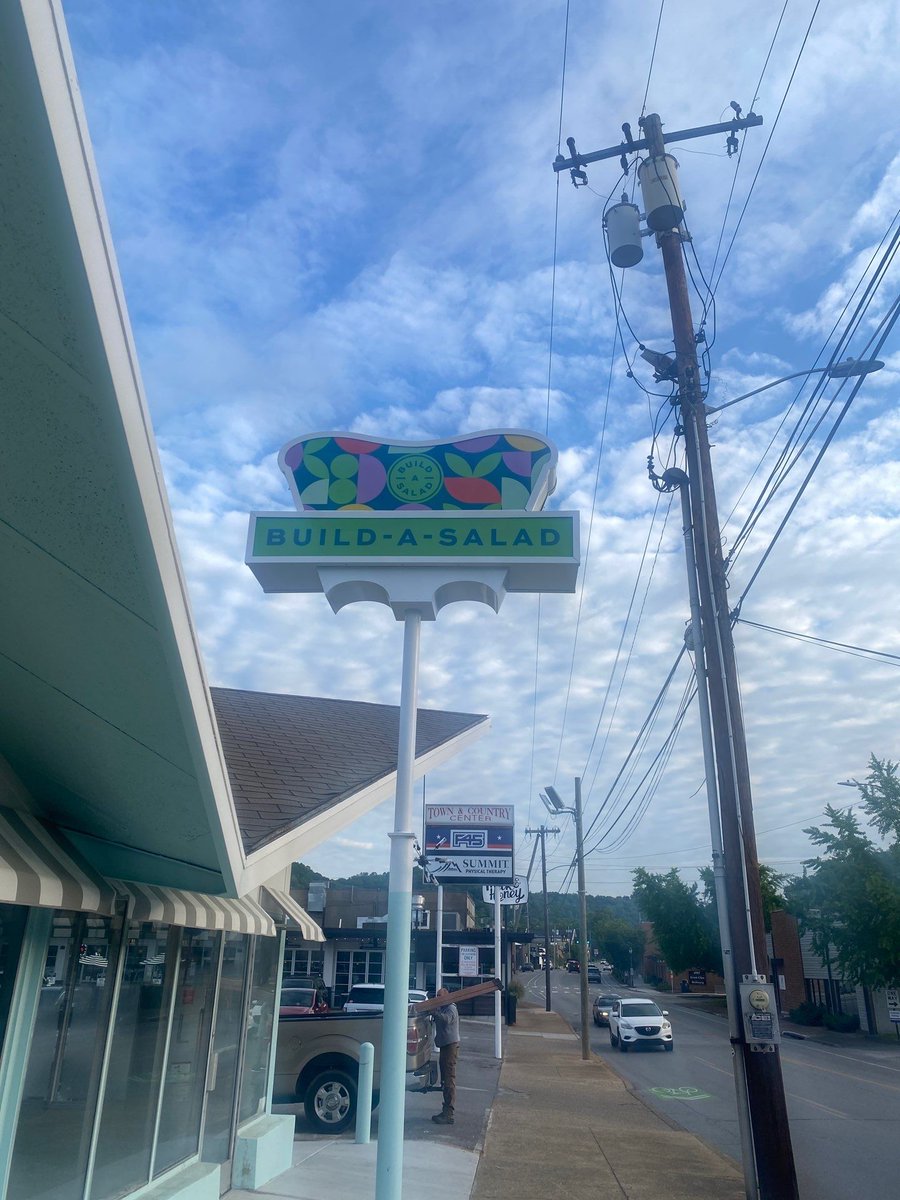 DirtGorillaz's tweet image. 🥗 New sign install for Build-A-Salad! The Dirt Gorillaz team set up this vibrant, eye-catching sign to make the spot stand out. Check out more of our projects at dirtgorillaz.com! 📷 #SignInstall #BuildASalad@DirtGorillaz