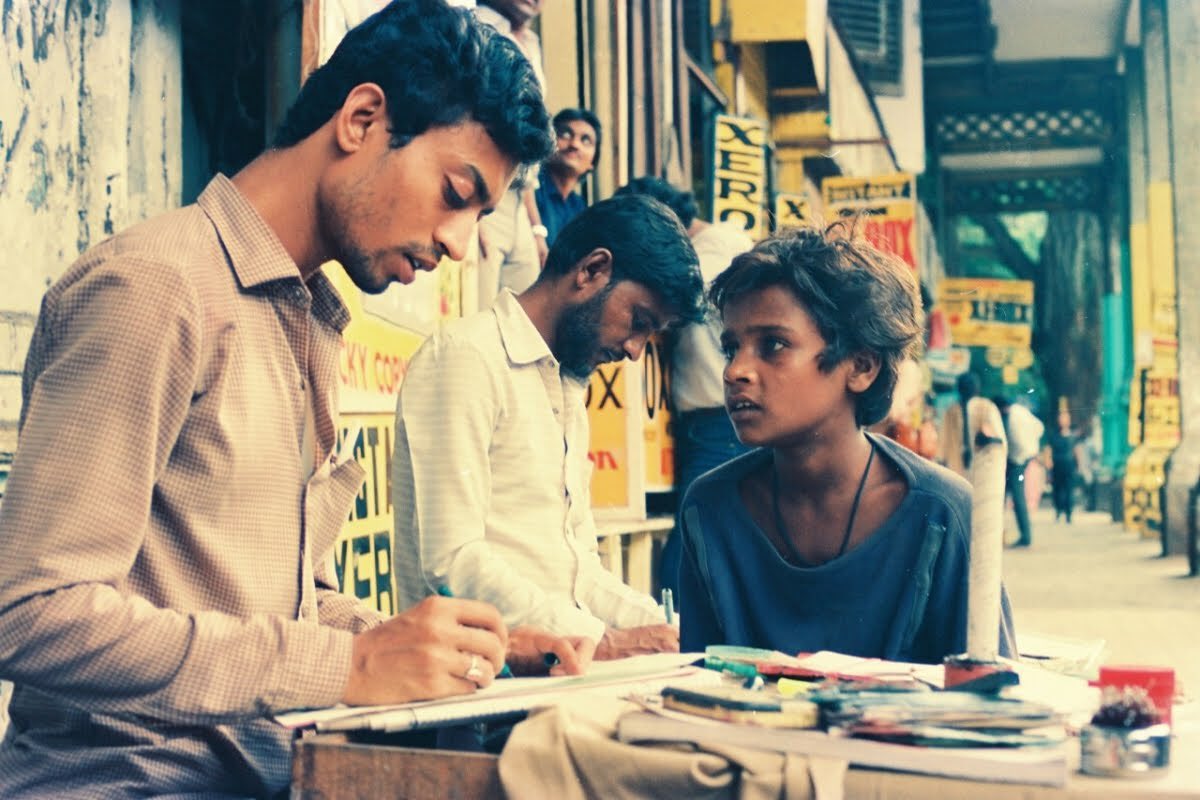 FilmHistoryPic's tweet photo. “I sobbed all night when Mira told me that my part was reduced to merely nothing. But it changed something within me. I was prepared for anything after that”  

Pic: in his debut film ‘Salaam Bombay’, shot at Kala Ghoda.

Remembering IRRFAN Khan

(7 Jan 1967 - 29 Apr 2020) https://t.co/7K9trRWs8h