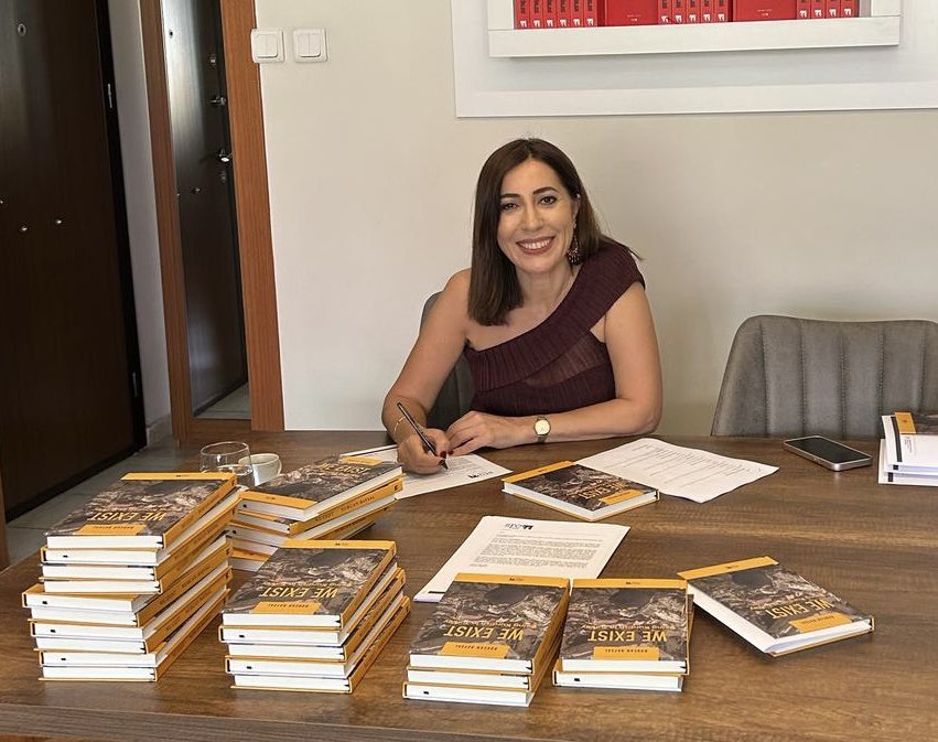 baysal_nurcan's tweet image. İlk İngilizce kitabımızı imzalamaya başladık☺️
Bugün büyükelçilik ve konsolosluklara gidiyor. Yolu açık olsun💐
#weexist #nurcanbaysal #beingkurdishinturkey @srckitap