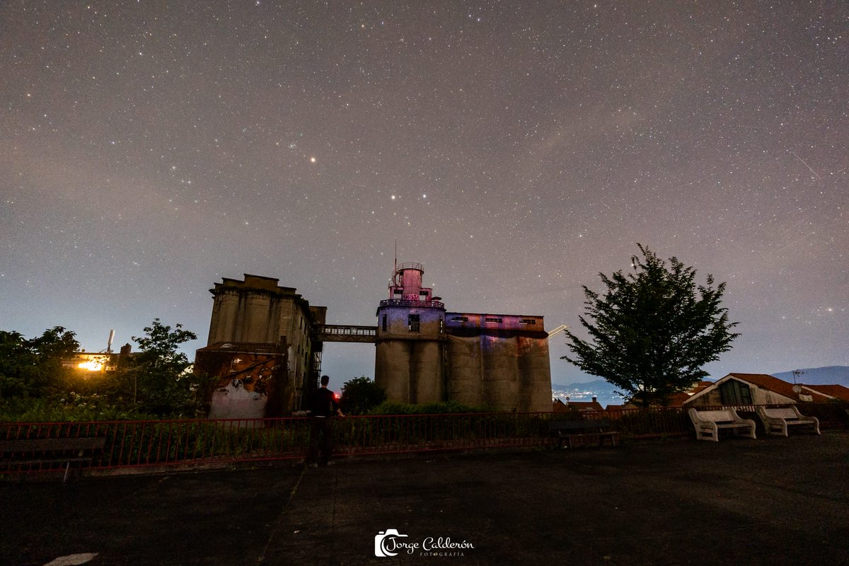 El #apagón devuelve las estrellas al cielo nocturno de Vigo.

⭐ El fotógrafo Jorge Calderón aprovechó la ausencia de contaminación lumínica para retratar algunos de los enclaves míticos bajo una cúpula nocturna espectacular

Más fotos, aquí 👉 farodevigo.es/fotos/gran-vig…