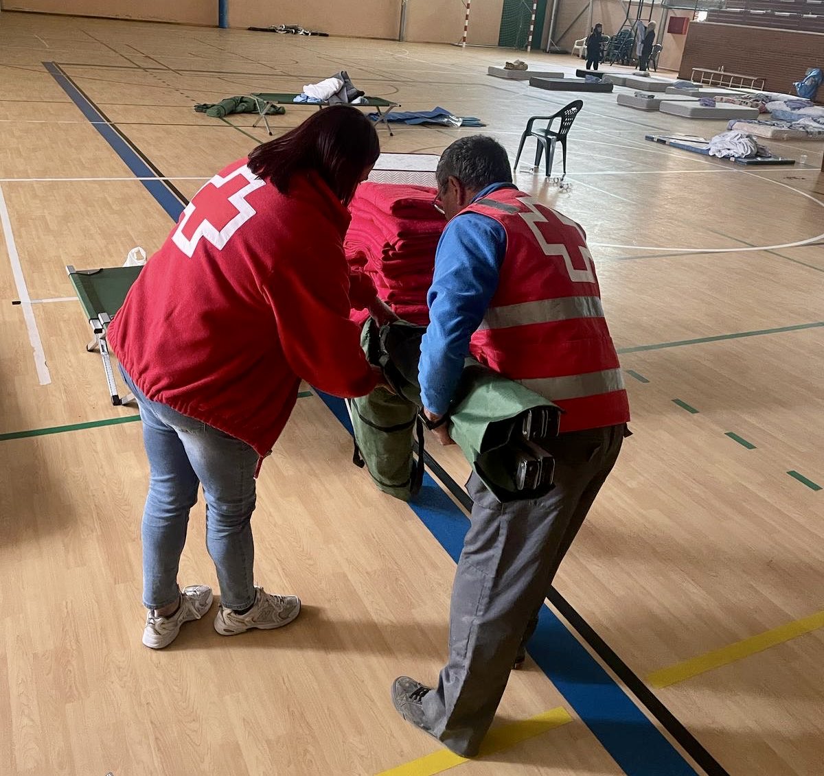 [#ApagónEléctrico]
En Iniesta #Cuenca , habilitado otro albergue con capacidad para 100 personas para dar respuesta a las y los pasajeros del tren que desembarcó anoche en la localidad. Movilizadas 4 personas voluntarias desde las 20.00h para montaje y entrega de alimentos.