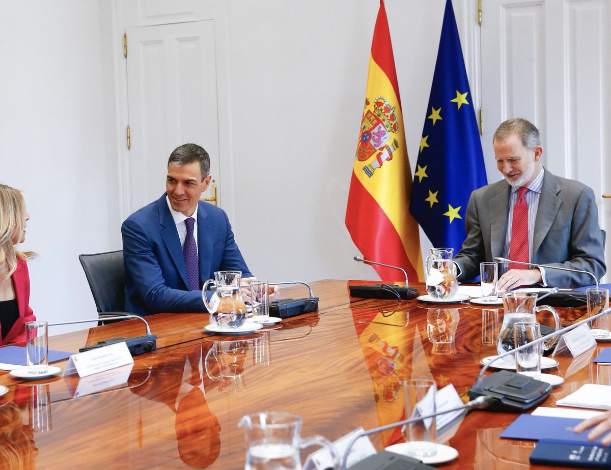 Begonasarre's tweet photo. ⚡️🔋En los momentos complejos se ven a los lideres de verdad #PedroSánchez desde el primer minuto al frente, liderando y coordinando 🇪🇸  #OrgullodeGobierno 

#Feijóo solo aparece para sembrar ruido y oportunismo. España merece mejor oposición #PoliticaOportunista 

#CrisisEnergética #apagón #SentidoDeEstado #CompromisoPsoe