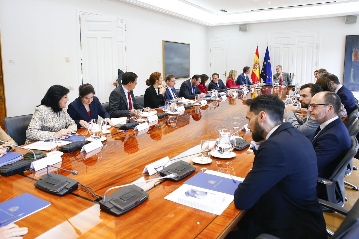 ⚡️🔋En los momentos complejos se ven a los lideres de verdad #PedroSánchez desde el primer minuto al frente, liderando y coordinando 🇪🇸  #OrgullodeGobierno 

#Feijóo solo aparece para sembrar ruido y oportunismo. España merece mejor oposición #PoliticaOportunista
