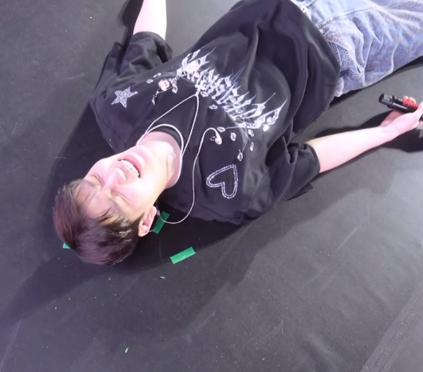SEUNGM1NE's tweet photo. seungmin lying down on the stage got captured in jeongin’s camera 😭😭😭😭 https://t.co/EWM8hoYqKv