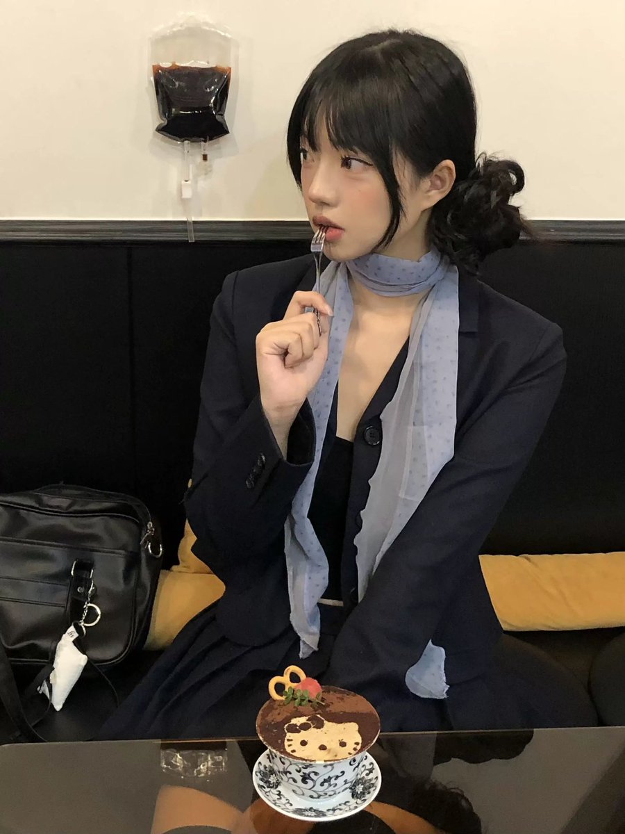 【海風】
透明感ロングスカーフ （ブルー×グレー）

¥3799
 thebase.com/to/item?item_i…

ビル街に舞い込んだ、冷たい潮風。
「クールな色は、熱い季節の最高の癒し」

#airoselect #コーデ #AIRO #アクセサリー #小物 #スカーフ #scarf #ファッションチェック #ファッション #fashion