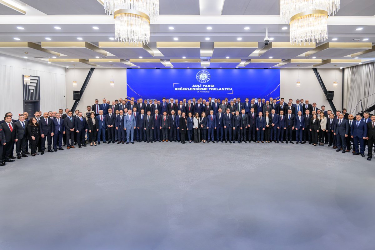 ‘Adli Yargı Değerlendirme Toplantısı’nda Bakan Yardımcılarımız, HSK Üyelerimiz, Bakanlık birim amirlerimiz, Cumhuriyet Başsavcılarımız ve Adli Yargı Adalet Komisyonu Başkanlarımızla bir araya geldik.

Daha güçlü, daha etkin ve daha güven veren bir adalet sistemi için yürüttüğümüz