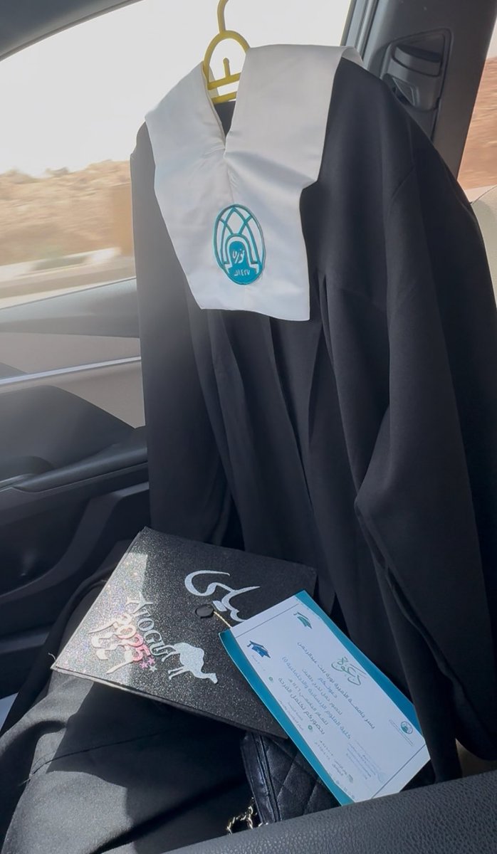 Ll0yla's tweet photo. الحمدلله.. إنتهت آخر سنة 💗🎓 https://t.co/95gWOW8Ifm