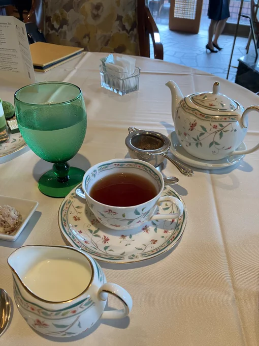 ついでに椿山荘の抹茶尽くしのアフタヌーンティー(期間限定)こちらもドリンクも種類豊富で大変美味しかった。食後はお庭も散策できる。お伺いしたのは丁度梅雨の季節で紫陽花が見頃な時。また行きたいな。 