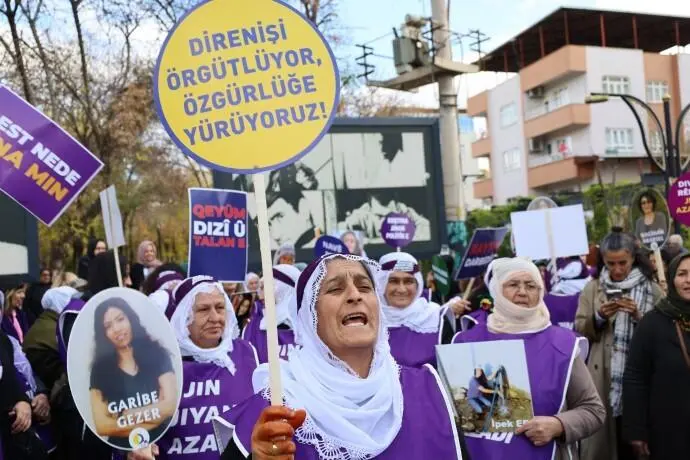 focusjinn's tweet photo. TJA'dan 1 Mayıs mesajı:

🟣Kadın kimliği ve emeği, ancak sınır tanımayan bir özgürlük çizgisiyle savunulabilir.

🟣Farklı dillerde, farklı coğrafyalarda ama aynı sistemin erkek egemenliğine karşı mücadele ediyoruz.

🟣Emeğimiz, örgütlülüğümüzdür. https://t.co/CEL7aZSc2S