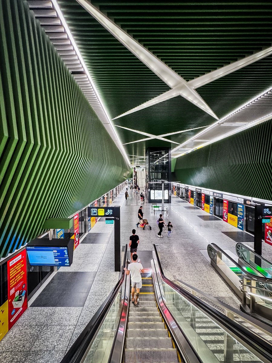 javanng's tweet photo. This isn’t a sci-fi movie set — it’s just Marine Parade MRT station in Singapore. Who knew commuting could look this good!
#mrtstation #singapore #thisissg #sgarchitecture #visitsingapore #urbanarchitecture https://t.co/RCv16zxtxI