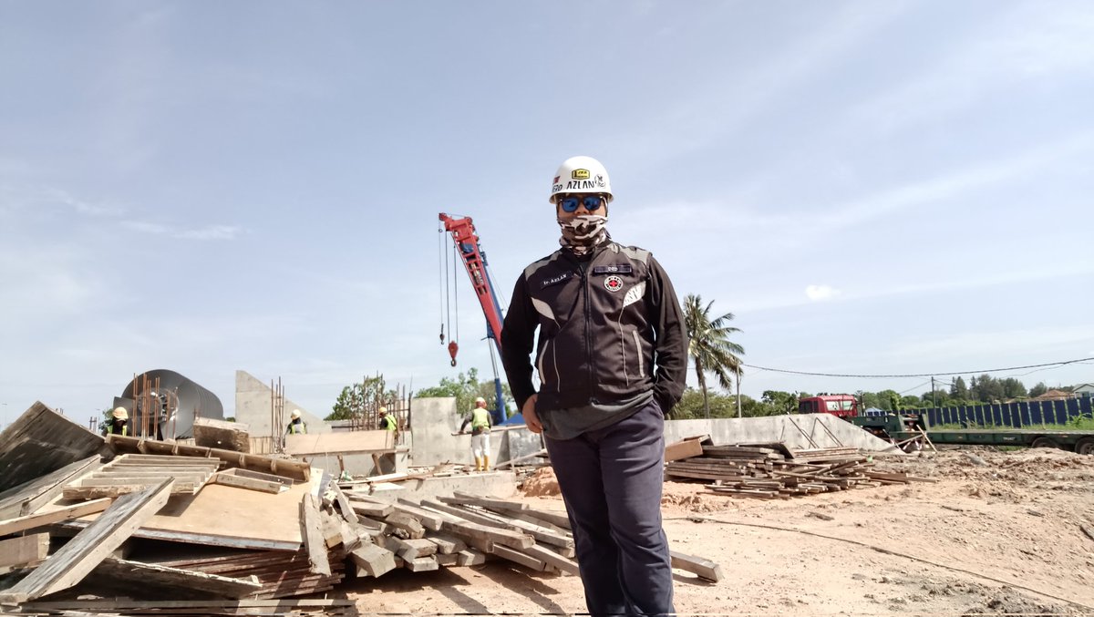 MohdAzlan05's tweet photo. 240425
Kerja M&amp;E di Rumah Pam Parit Kiri, Projek RTB Sg. Duyong:

•5 pekerja + 2 kren + 1 loader

•Taklimat keselamatan &amp; pemasangan screw pump

•Penggerudian bolt/nat utk U-through No.1 (sudut 35°)

•Dewatering bay No.2 &amp; marking utk U-through No.2 https://t.co/d3EmA8PeeF