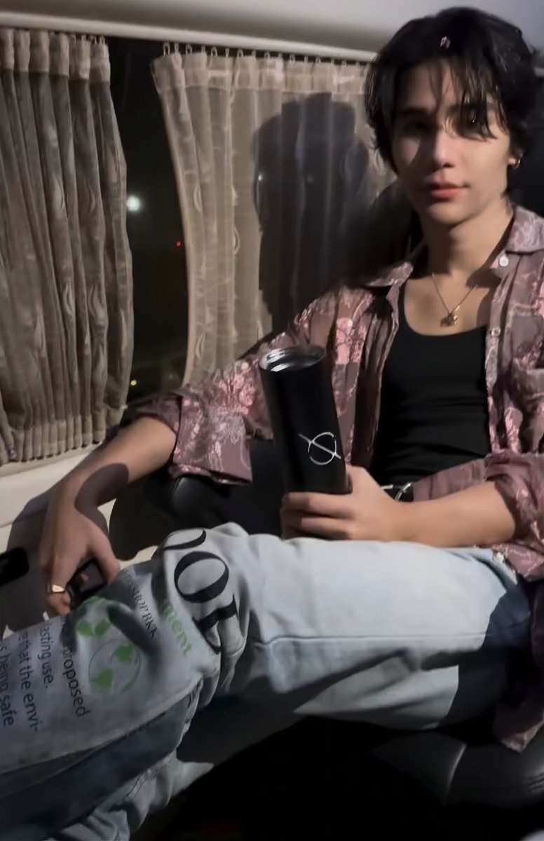 JEFF SATUR! WHERE IS THE WATER BOTTLE? WHERE IS THE <a href="/studio_onsaturn/">STUDIO ON SATURN OFFICIAL</a> WATER BOTTLE? 

HOW CAN YOU DO THIS TO ME? 😭😭😭

#JeffSatur  
#JeffSaturRedGiantConcert