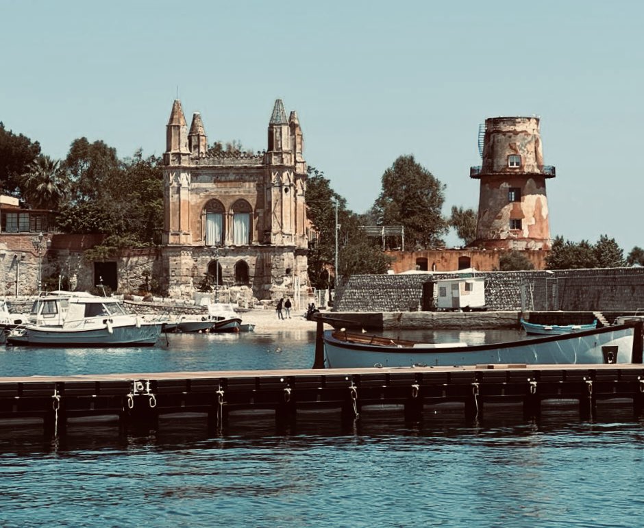 AKY_64's tweet photo. Come #Florio crea #Palermo distrugge!
…oh cazzo! Ho sbagliato slogan.
Però, niente male la fotina, col filtro cartolina. https://t.co/LFNYBm62MS
