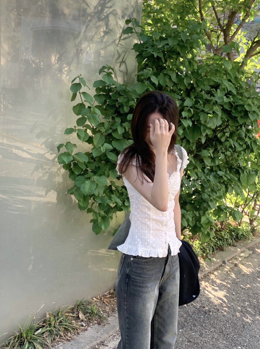 색상은 진청 s로 구매했습니다요
두께는 지금 날씨에 입기 딱 좋은 정도? 근데 더 더워져도 참고 입을듯