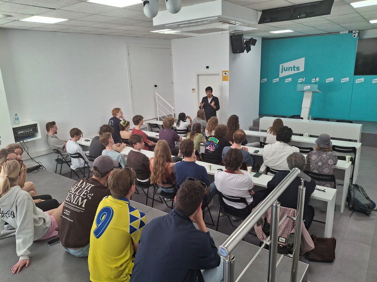 Avui he rebut un grup d'estudiants holandesos de ciències polítiques que volien saber perquè Catalunya vol ser independent. Sessions molt necessàries que sempre inclouen la sorpresa al descobrir la nostra història, el nostre present i què és realment l'estat espanyol.