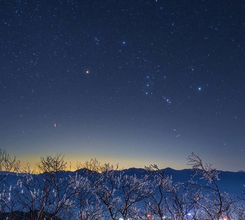 neutronstar63's tweet photo. ✨ The star of the Opiona in the sky over the prefeκtupοy Ηganο in Japan! 🌸
📸 A snapshot from the astrophotographer Kagaya!
The picture was taken at an altite of 2600 meters above the sea.
#Astronomy #cosmos #stars #star #spase #Astrophotography #sky #Orion