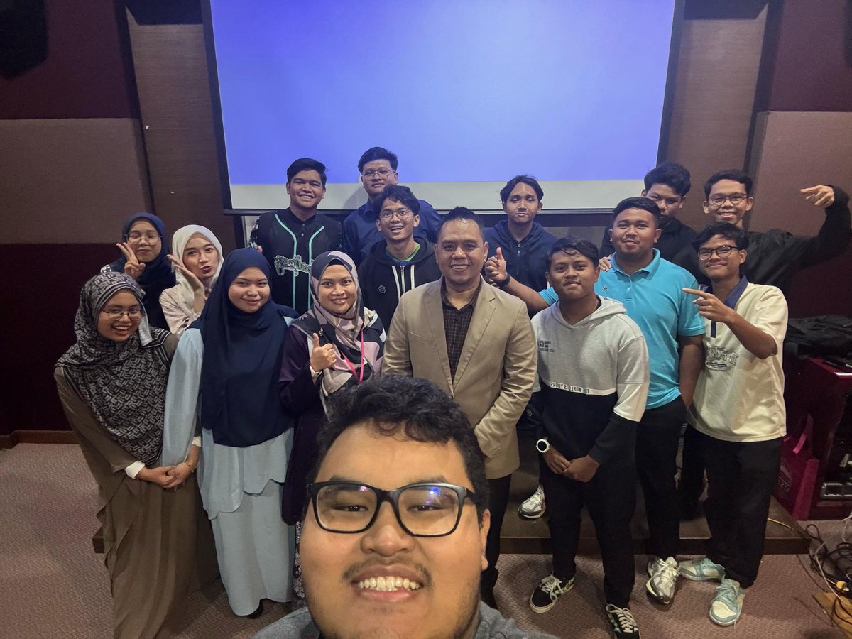MohdAzlan05's tweet photo. 280425
A few days ago, I shared my journey to become a Professional Engineer with students from FKAB USIM. The road isn’t easy—full of challenges and hard lessons—but with the right mindset, lifelong learning, and strong values, it’s all worth it. Thanks FKAB USIM! https://t.co/YWJV5jfwUu