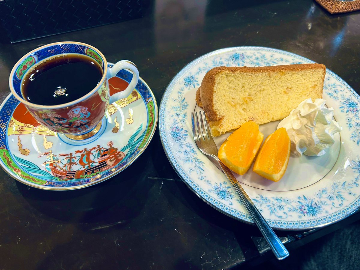 gaeryuu's tweet photo. 昨年から徒歩圏内の飲食店を少しずつ開拓している。都心から離れているからか、個人で開いているお店がいくつかあって、近所なのにふらっと旅に出ているような気分になる https://t.co/B9HKUs2j0K